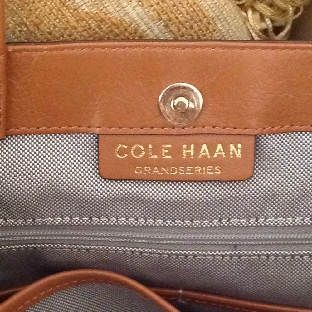 🍂🔴🍂 Cole Haan - Grand Series Leather Bucket Bag - Picture 7 of 11